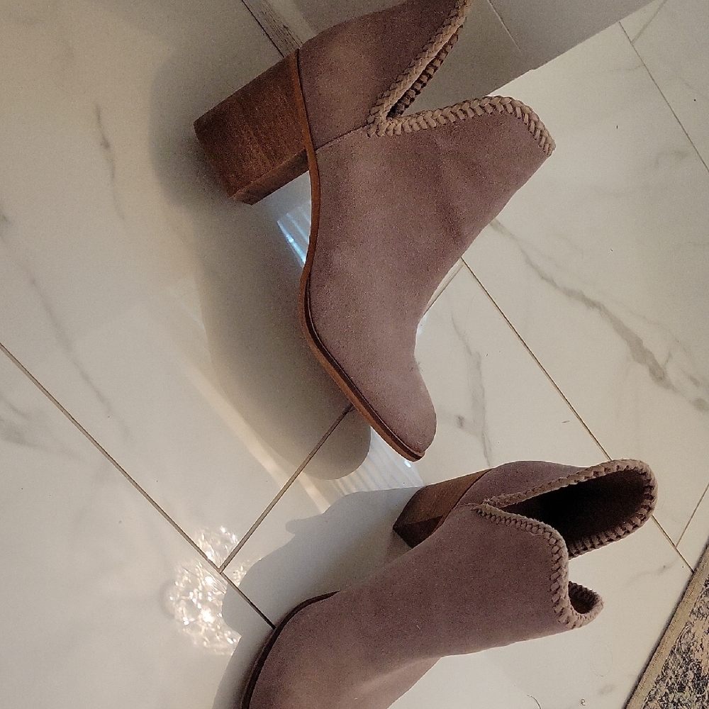 FRYE AND CO. Tan Ankle Booties with Sleek Design